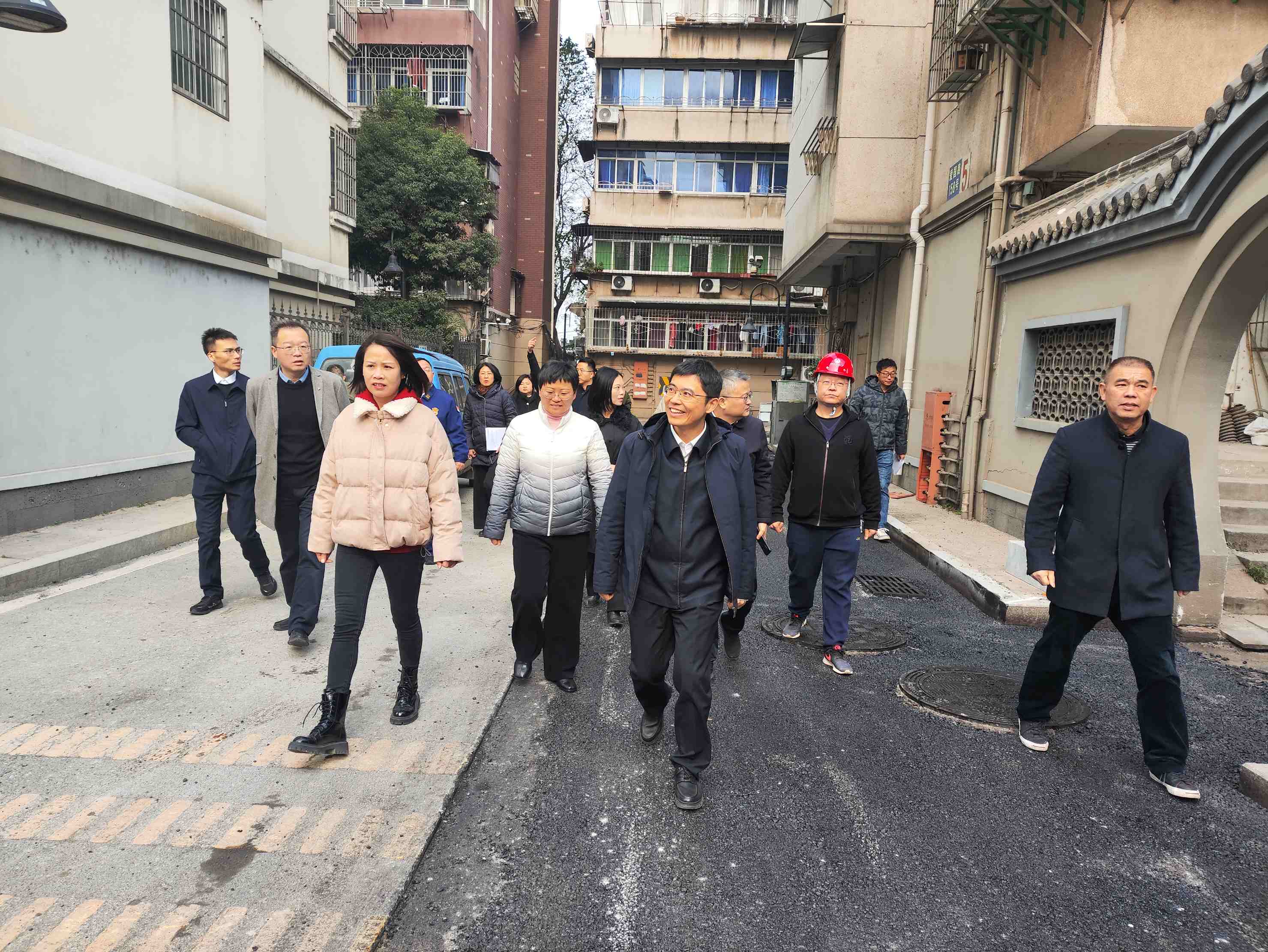 南昌市政府黨組成員、副市長(zhǎng)徐鶴飛一行深入我司東湖區(qū)豫章街道老舊小區(qū)改造項(xiàng)目調(diào)研安全生產(chǎn)工作